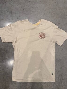 Howler Brothers Hill Country Sliders Tee Men’s Medium Natural Tan Heed the Call